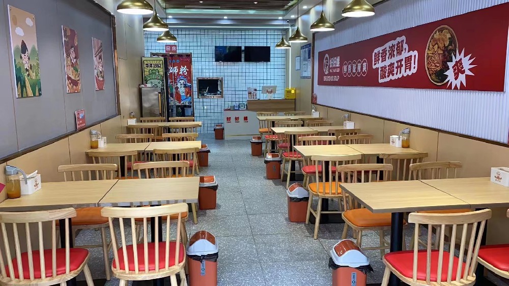 餐饮桌椅专业生产厂家，源头厂家，品质保证，根据客户的需求定制餐桌椅